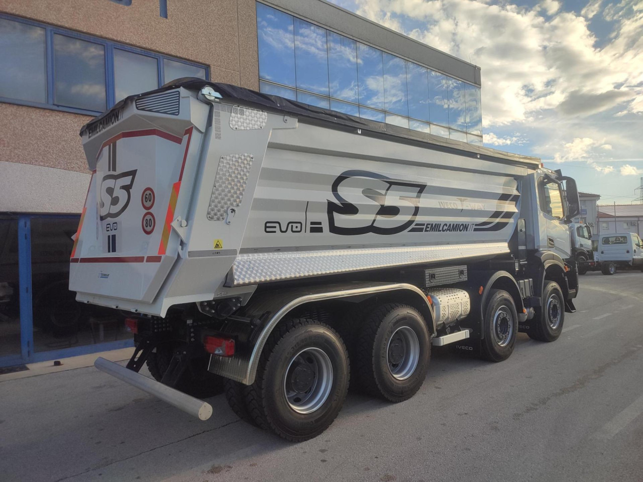 IVECO T-Way AD410T50 - Camión volquete: foto 4 IVECO T-Way AD410T50 - Camión volquete: foto 4