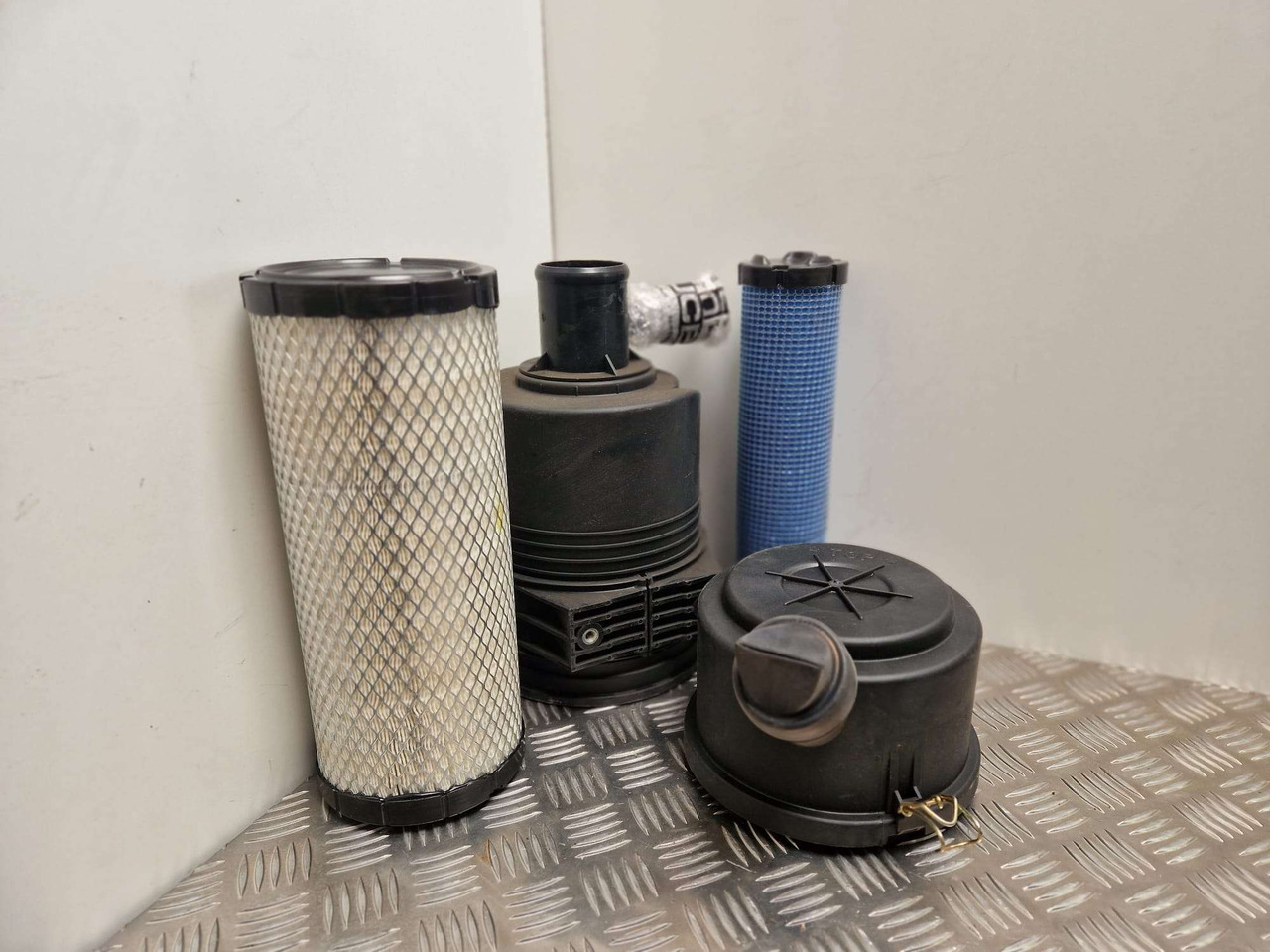 Donaldson air filter assembly JCB - Motor y piezas para Maquinaria de construcción: foto 1 Donaldson air filter assembly JCB - Motor y piezas para Maquinaria de construcción: foto 1