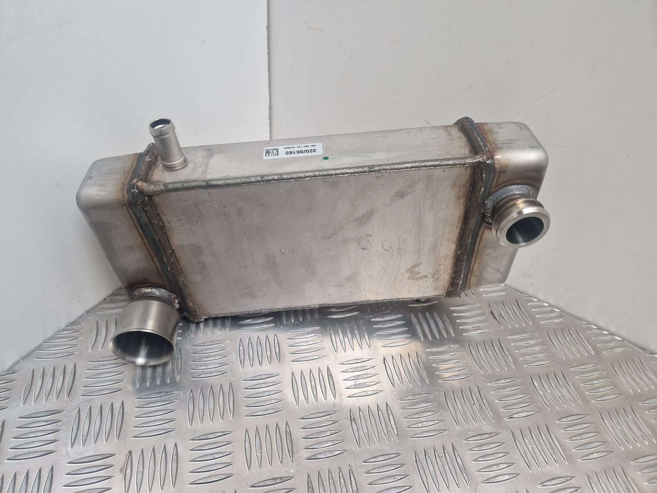 EGR Cooler JCB 320/06165 NEW T4 EGR cooler - Motor y piezas para Maquinaria de construcción: foto 1 EGR Cooler JCB 320/06165 NEW T4 EGR cooler - Motor y piezas para Maquinaria de construcción: foto 1