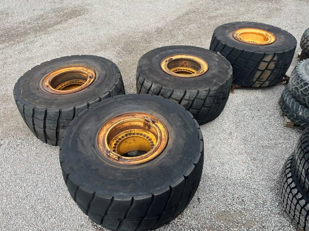 Bridgestone Regummerade 875/65R29 på Volvo L220 fälg - Rueda completa: foto 1 Bridgestone Regummerade 875/65R29 på Volvo L220 fälg - Rueda completa: foto 1