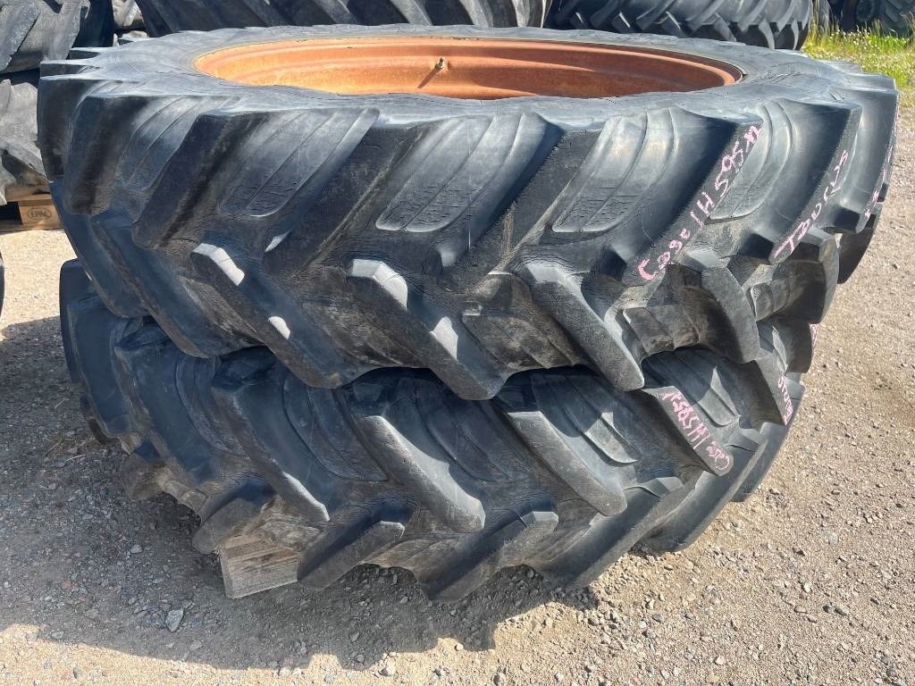Taurus 13,6-R38 på fälg Case , MF , BM , IH - Neumático para Maquinaria agrícola: foto 1 Taurus 13,6-R38 på fälg Case , MF , BM , IH - Neumático para Maquinaria agrícola: foto 1