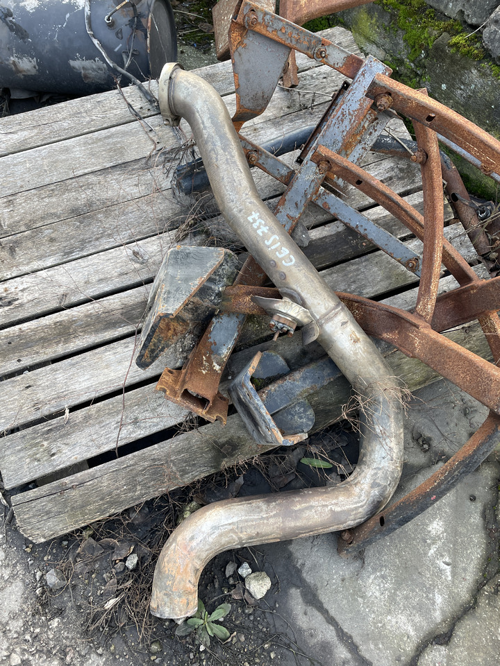 Case IH 737 - rura wydechowa - Tubo de escape para Maquinaria agrícola: foto 1 Case IH 737 - rura wydechowa - Tubo de escape para Maquinaria agrícola: foto 1