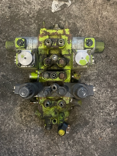 Claas Dominator - Rozdzielacz Hydrauliczny - Sekcja Manualna - Válvula hidráulica para Maquinaria agrícola: foto 1 Claas Dominator - Rozdzielacz Hydrauliczny - Sekcja Manualna - Válvula hidráulica para Maquinaria agrícola: foto 1