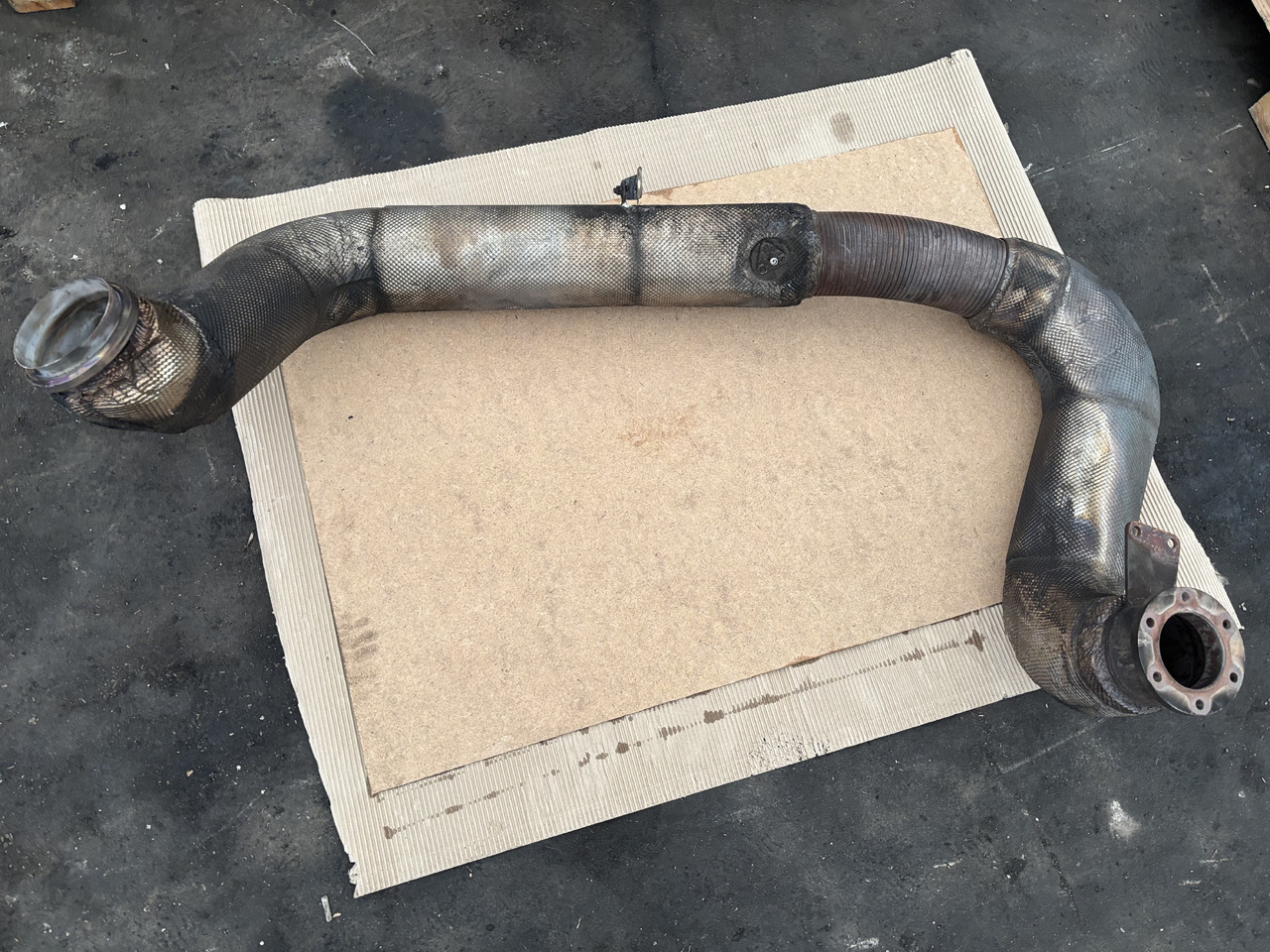 Claas Lexion 780 Rura Wydechowa Wydech EXHAUST PIPE ISO 0007804091 00 07819781 - Tubo de escape para Cosechadora de granos: foto 1 Claas Lexion 780 Rura Wydechowa Wydech EXHAUST PIPE ISO 0007804091 00 07819781 - Tubo de escape para Cosechadora de granos: foto 1