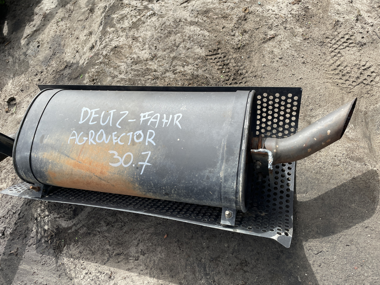 Deuzt-Fahr Agrovector 30.7 - tłumik tłumnik końćowy - Silenciador para Maquinaria agrícola: foto 2 Deuzt-Fahr Agrovector 30.7 - tłumik tłumnik końćowy - Silenciador para Maquinaria agrícola: foto 2