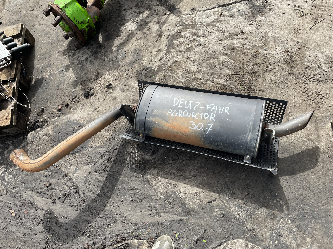 Deuzt-Fahr Agrovector 30.7 - tłumik tłumnik końćowy - Silenciador para Maquinaria agrícola: foto 1 Deuzt-Fahr Agrovector 30.7 - tłumik tłumnik końćowy - Silenciador para Maquinaria agrícola: foto 1