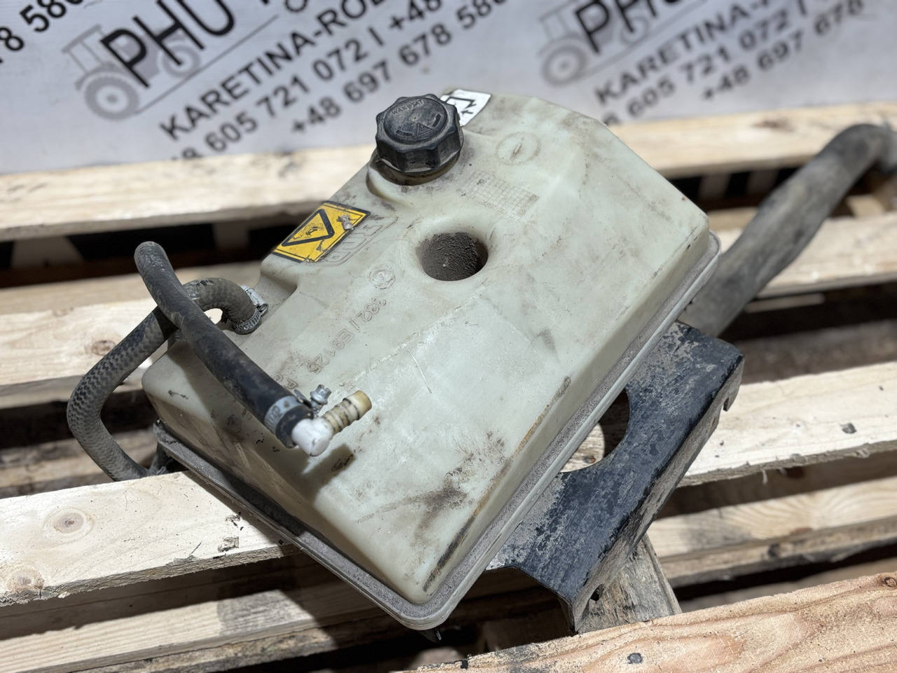 JCB 332/E9125 Zbiornik wyrównawczy płynu chłodniczego - Depósito de expansión para Maquinaria de construcción: foto 2 JCB 332/E9125 Zbiornik wyrównawczy płynu chłodniczego - Depósito de expansión para Maquinaria de construcción: foto 2