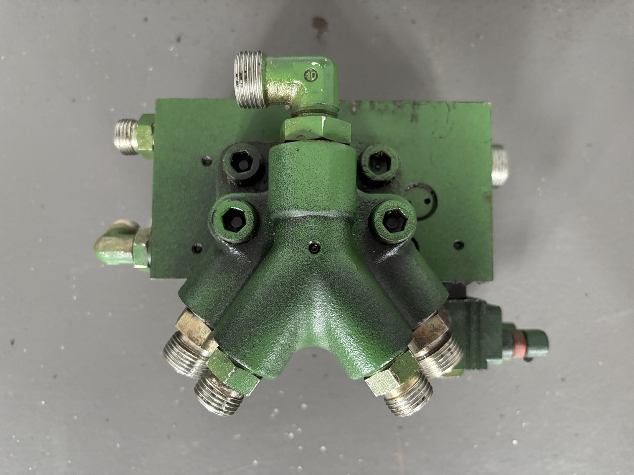 John Deere 6010 6110 6210 6310 6410 Blok Zaworowy TLS AL116954 - Válvula hidráulica para Maquinaria agrícola: foto 2 John Deere 6010 6110 6210 6310 6410 Blok Zaworowy TLS AL116954 - Válvula hidráulica para Maquinaria agrícola: foto 2