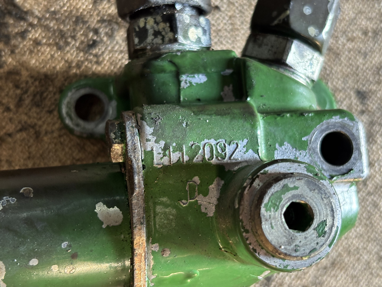 John Deere 6010 6110 6210 6506 6600 Obudowa zaworu elektromagnetycznego L112092 - Válvula hidráulica para Maquinaria agrícola: foto 2 John Deere 6010 6110 6210 6506 6600 Obudowa zaworu elektromagnetycznego L112092 - Válvula hidráulica para Maquinaria agrícola: foto 2