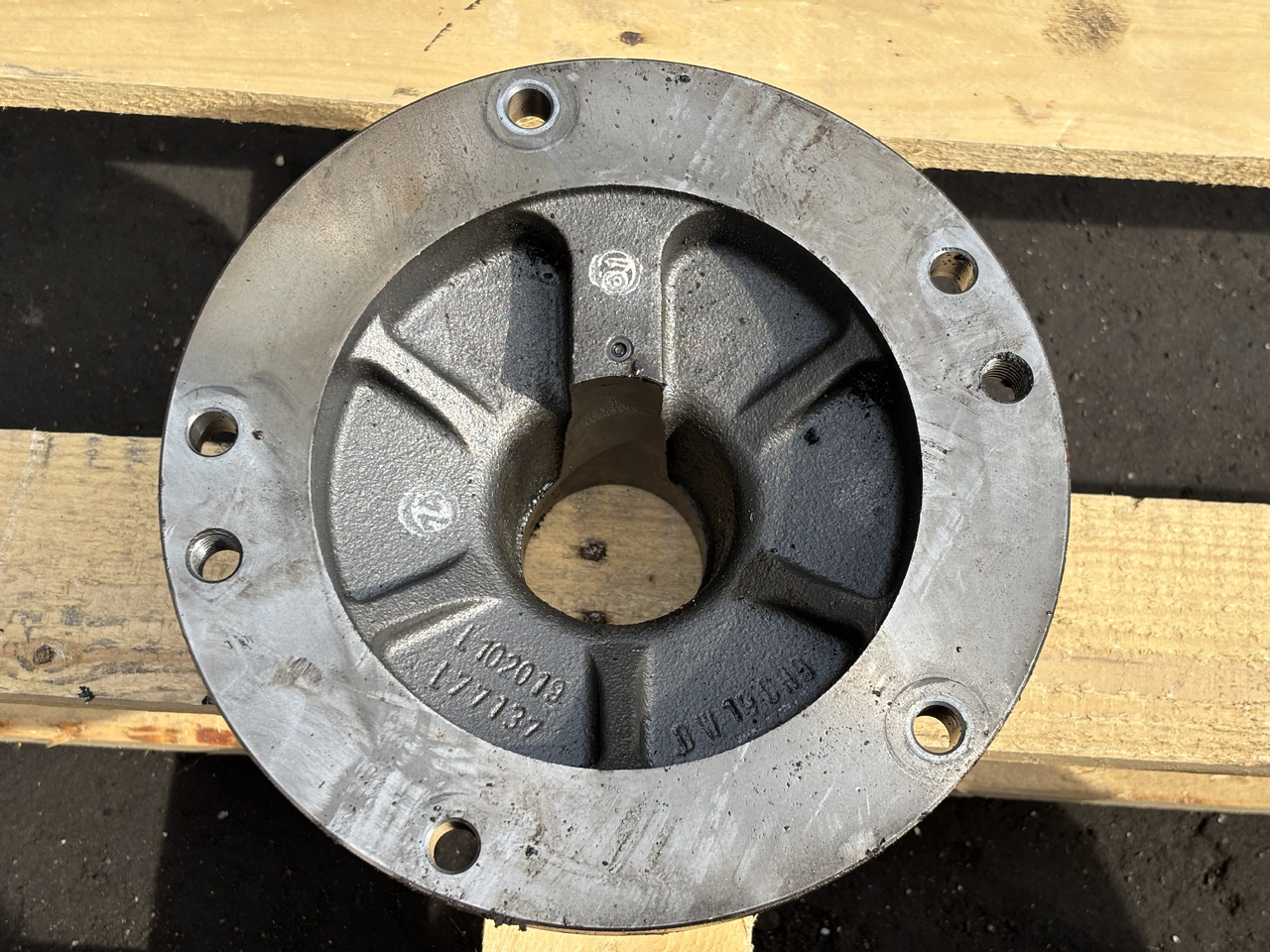 John Deere 6630 Obudowa łożyska L77137 L102019 - Piezas del tren de rodaje para Maquinaria agrícola: foto 1 John Deere 6630 Obudowa łożyska L77137 L102019 - Piezas del tren de rodaje para Maquinaria agrícola: foto 1