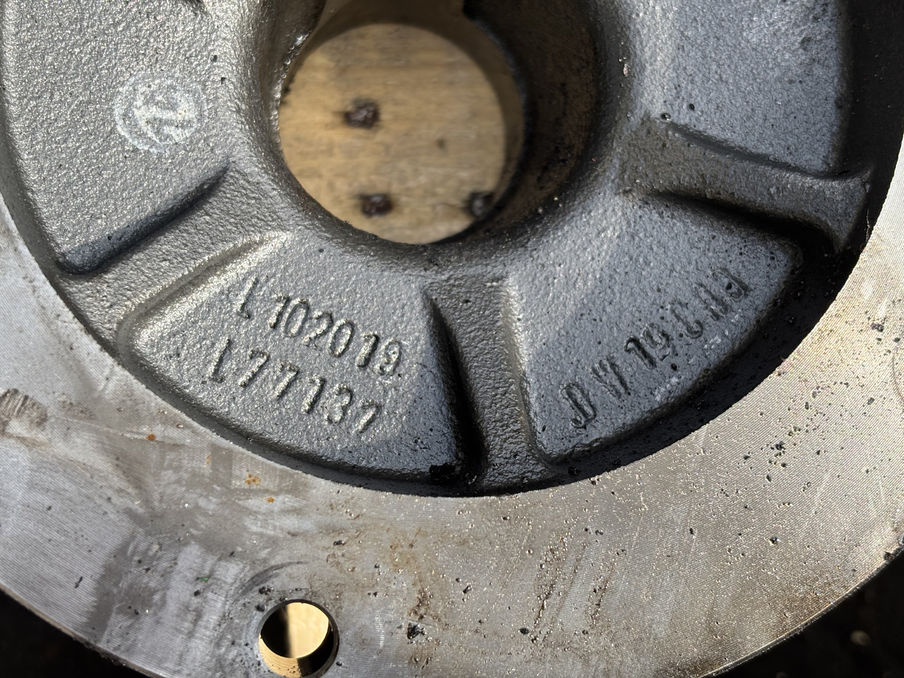 John Deere 6630 Obudowa łożyska L77137 L102019 - Piezas del tren de rodaje para Maquinaria agrícola: foto 2 John Deere 6630 Obudowa łożyska L77137 L102019 - Piezas del tren de rodaje para Maquinaria agrícola: foto 2