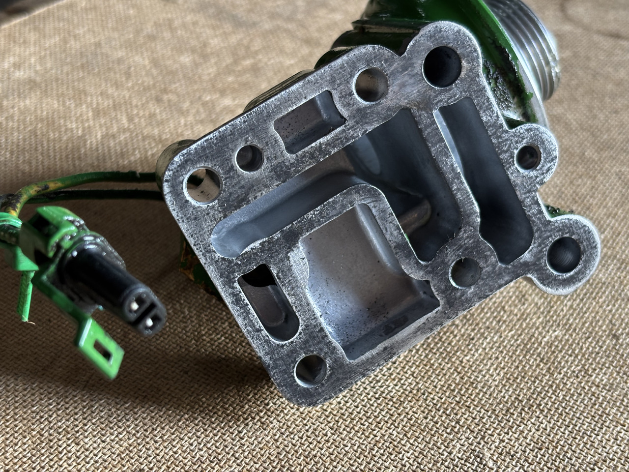 John Deere 6910 Korpus filtra oleju z Przełącznikiem ciśnienia R95850 RE212878 - Filtro de aceite para Tractor: foto 2 John Deere 6910 Korpus filtra oleju z Przełącznikiem ciśnienia R95850 RE212878 - Filtro de aceite para Tractor: foto 2