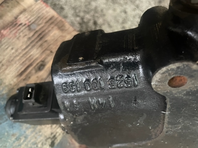 Rozdzielacz podnośnika bosch zetor 10413902 , 1525100139 - Válvula hidráulica para Maquinaria agrícola: foto 1 Rozdzielacz podnośnika bosch zetor 10413902 , 1525100139 - Válvula hidráulica para Maquinaria agrícola: foto 1