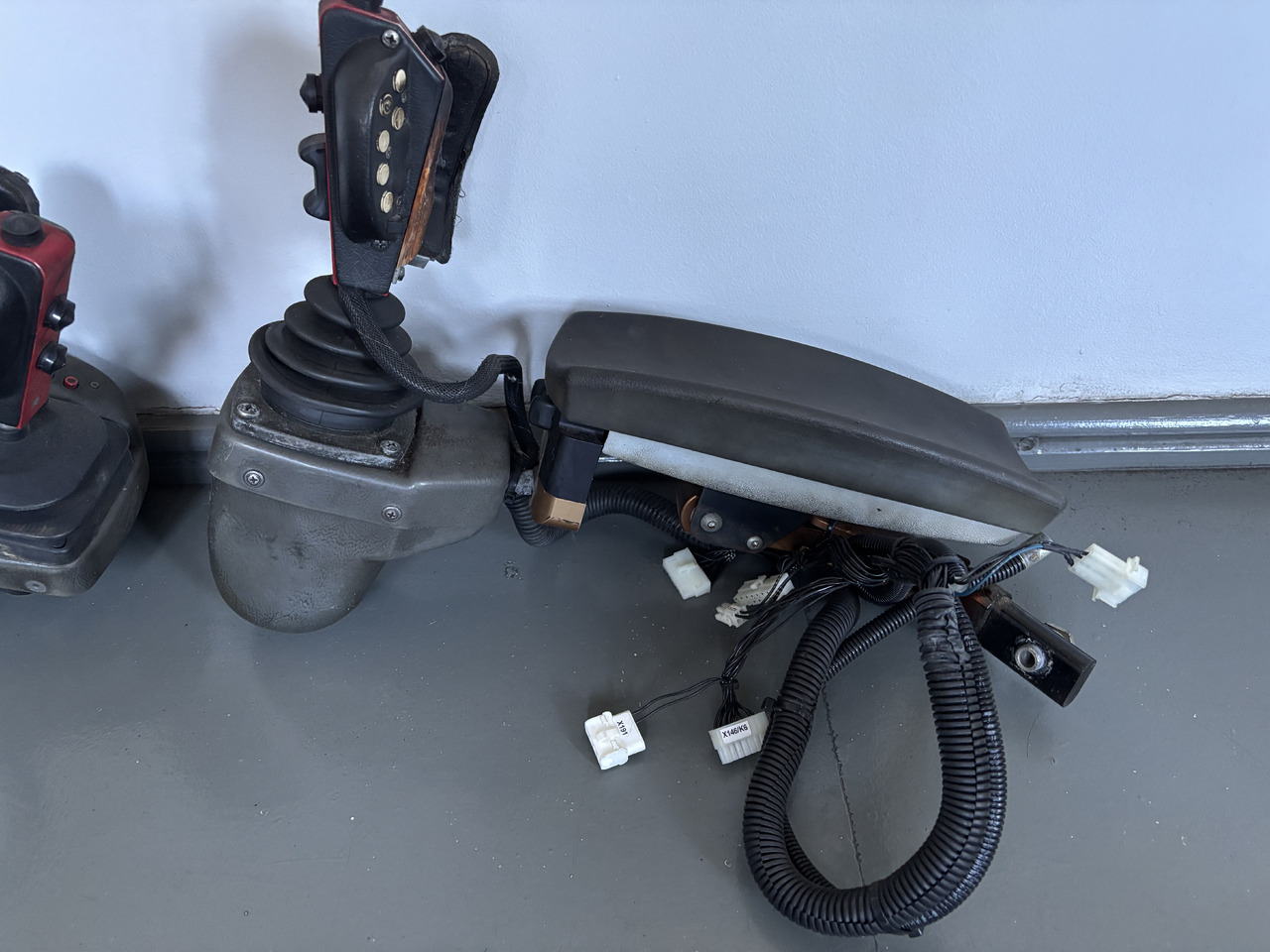 Valmet Harvester - joystick z podłokietnikiem - sterowanie - Palanca de cambio para Maquinaria agrícola: foto 1 Valmet Harvester - joystick z podłokietnikiem - sterowanie - Palanca de cambio para Maquinaria agrícola: foto 1