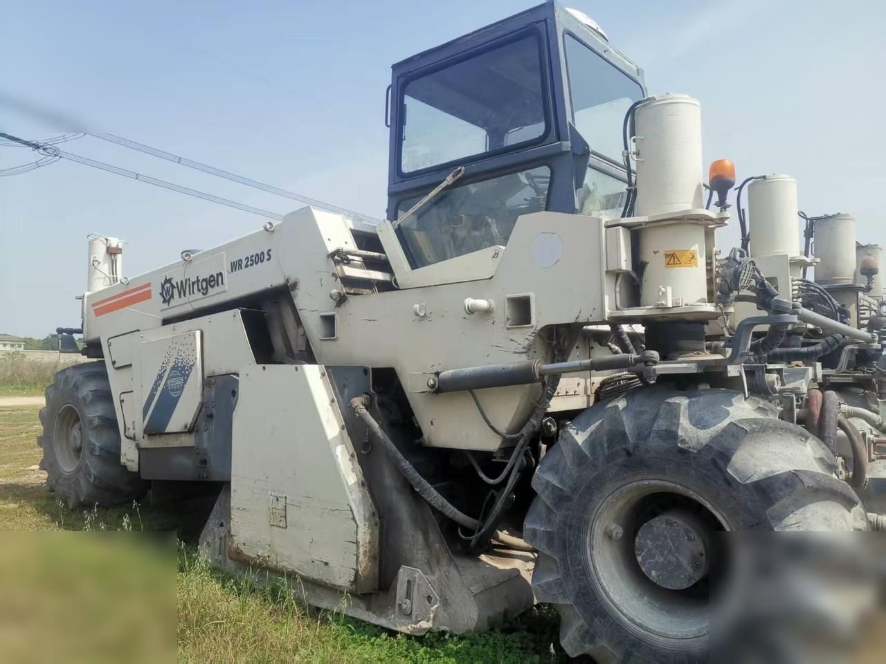 WIRTGEN WR2500 - Estabilizador de suelos: foto 2 WIRTGEN WR2500 - Estabilizador de suelos: foto 2