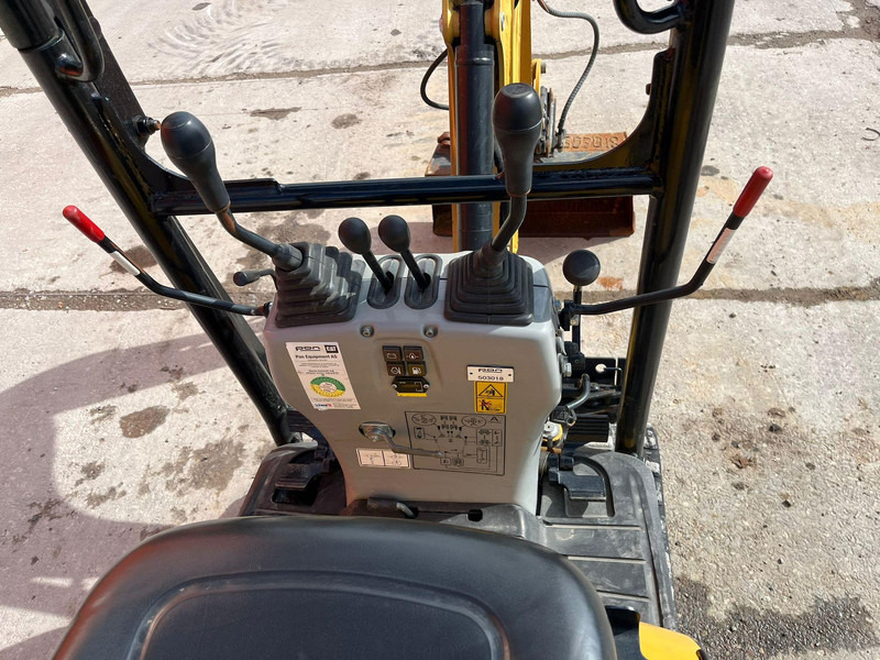 Miniexcavadora Caterpillar 300.9 D TILT / 3 BUCKETS: foto 20