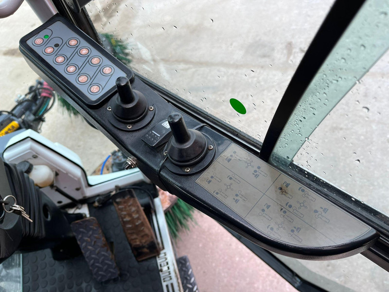 Leasing de Dulevo 2000 SKY FIRST REGISTRATION 09.2015 Dulevo 2000 SKY FIRST REGISTRATION 09.2015: foto 19 Leasing de Dulevo 2000 SKY FIRST REGISTRATION 09.2015 Dulevo 2000 SKY FIRST REGISTRATION 09.2015: foto 19