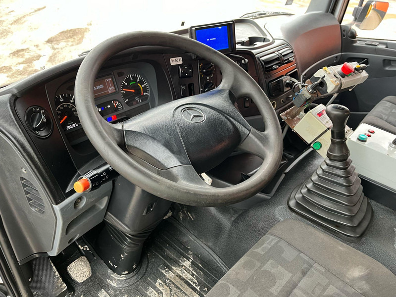 Foto del interior 1: Camión volquete Mercedes-Benz Axor 1824 4x4 POSSIBLE TO BUY WITH SPREADER & FRONT PLOW