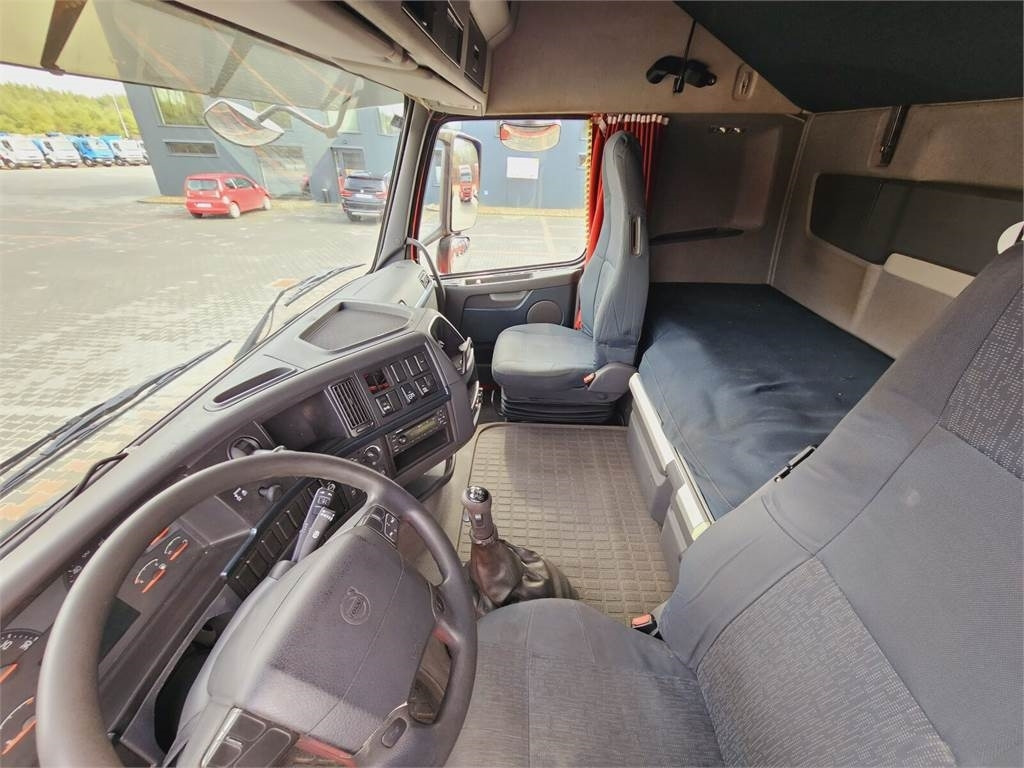 Volvo FH13 XXL NEW TIRES MANUAL 420 EURO 5 2011 - Cabeza tractora: foto 2 Volvo FH13 XXL NEW TIRES MANUAL 420 EURO 5 2011 - Cabeza tractora: foto 2