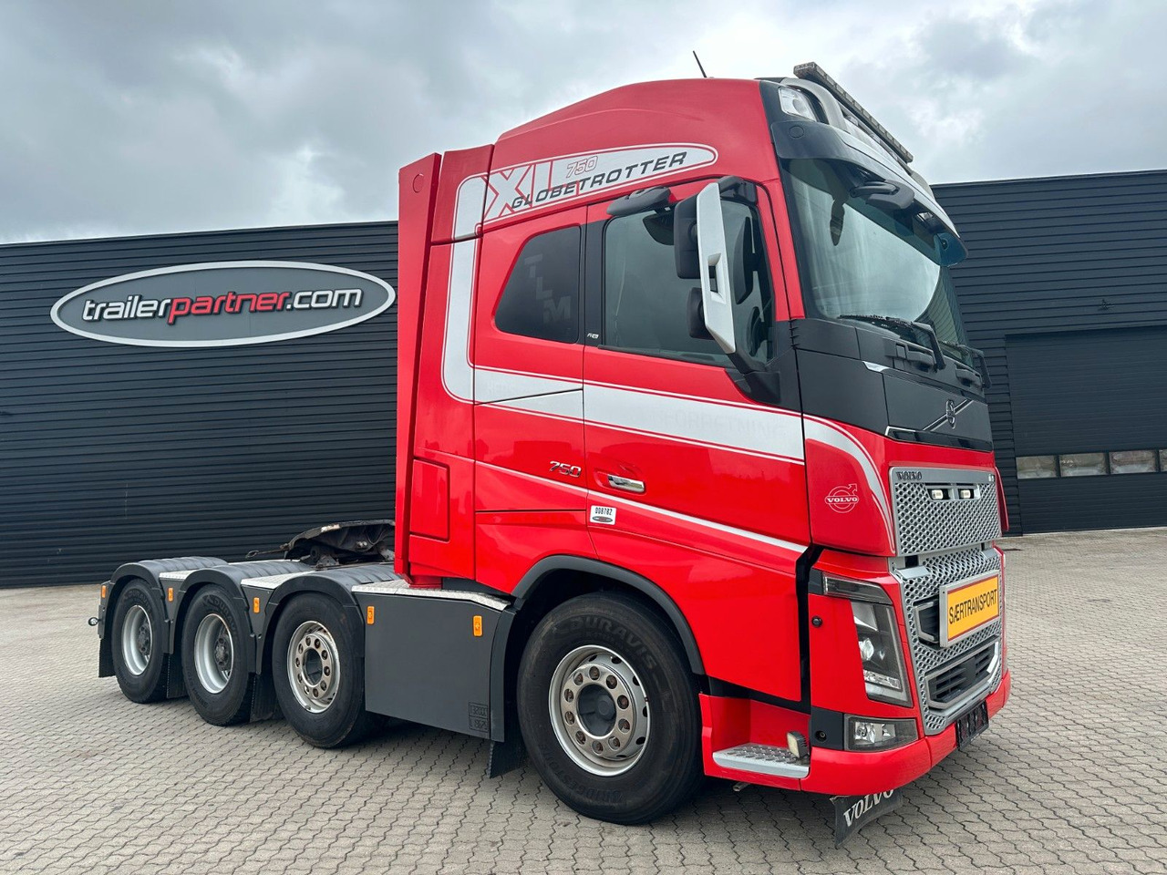 Volvo FH 16 750 8x4 / 250 T / Hydraulik - Cabeza tractora: foto 1 Volvo FH 16 750 8x4 / 250 T / Hydraulik - Cabeza tractora: foto 1