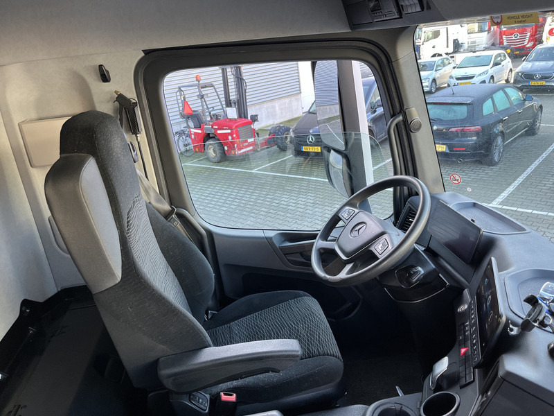 Mercedes-Benz Actros 2124 / Box 7.5 mtr / Laadklep 2000 kg / APK TUV 05-25 - Camión caja cerrada: foto 3 Mercedes-Benz Actros 2124 / Box 7.5 mtr / Laadklep 2000 kg / APK TUV 05-25 - Camión caja cerrada: foto 3