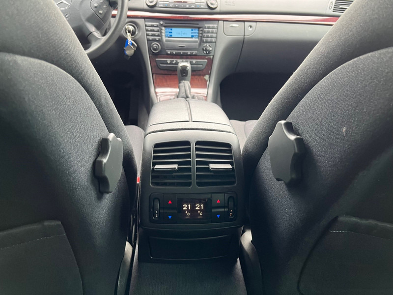 Sedan Mercedes-Benz E-Klasse / Limousine / 240 Avantgarde / 4-Matic / 8-pers / APK/TUV 09-2026 /: foto 16