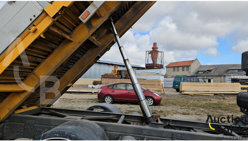 Camión volquete Volvo FL612: foto 19