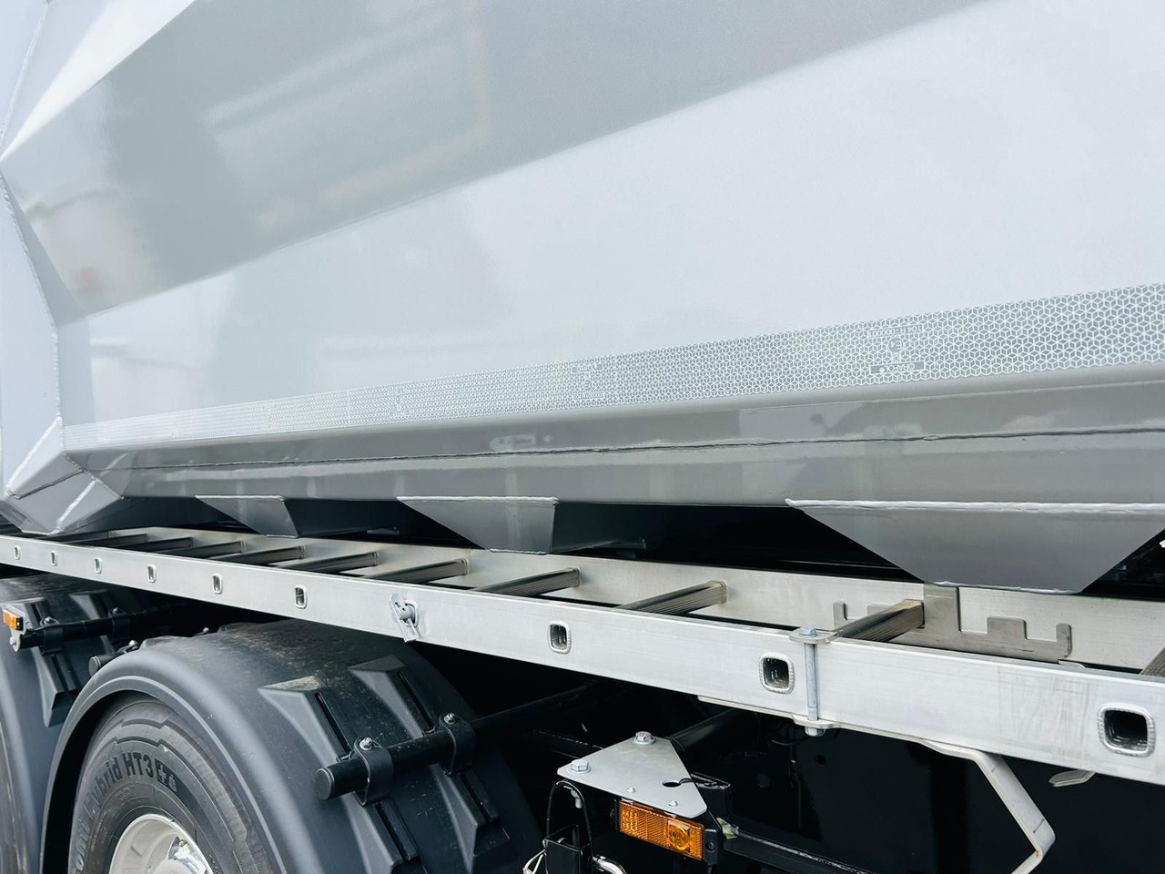 Semirremolque volquete Kempf SKM 36/3 SHL-Light 3-Achs Stahl Kipper 51m³: foto 10 Semirremolque volquete Kempf SKM 36/3 SHL-Light 3-Achs Stahl Kipper 51m³: foto 10