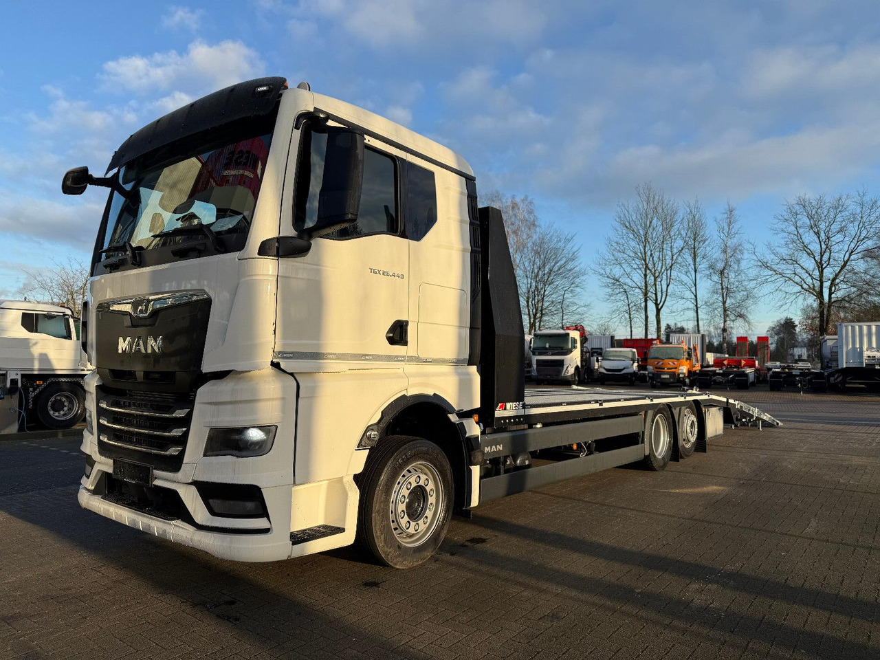 MAN Baumaschinen- Arbeitsbühnentransporter Rampen - Camión caja abierta: foto 4 MAN Baumaschinen- Arbeitsbühnentransporter Rampen - Camión caja abierta: foto 4
