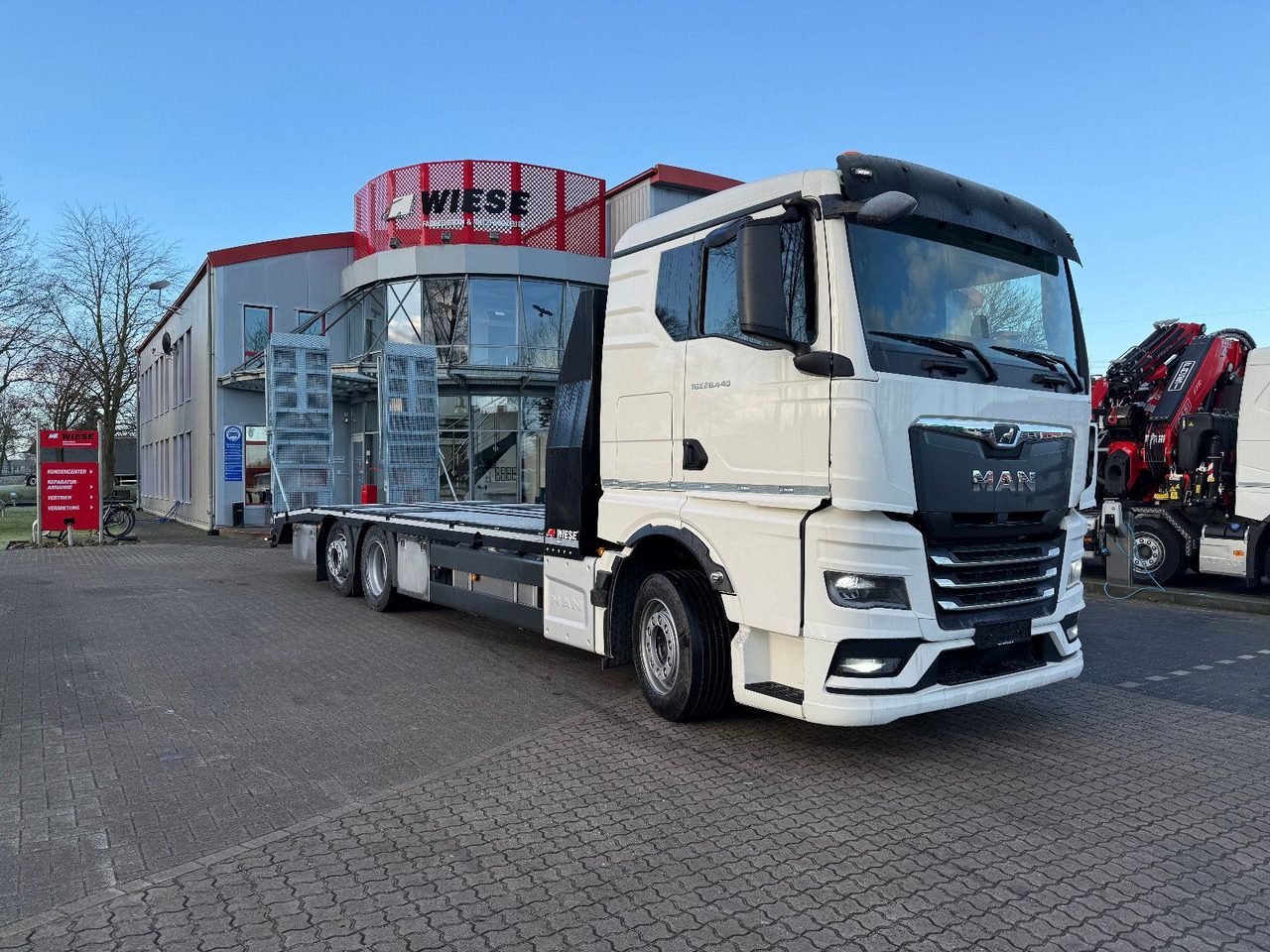 MAN Baumaschinen- Arbeitsbühnentransporter Rampen - Camión caja abierta: foto 1 MAN Baumaschinen- Arbeitsbühnentransporter Rampen - Camión caja abierta: foto 1