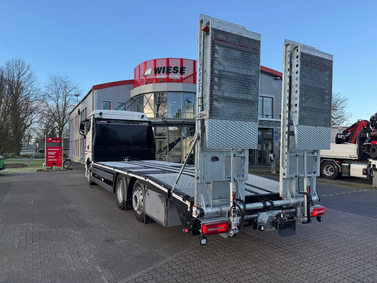 MAN Baumaschinen- Arbeitsbühnentransporter Rampen - Camión caja abierta: foto 5 MAN Baumaschinen- Arbeitsbühnentransporter Rampen - Camión caja abierta: foto 5