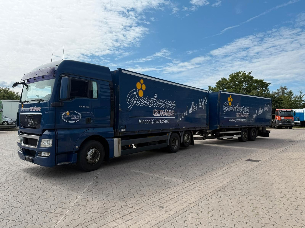 MAN TGA Schwenkwand-Getränkeaufbau incl. Anhänger - Camión transporte de bebidas: foto 2 MAN TGA Schwenkwand-Getränkeaufbau incl. Anhänger - Camión transporte de bebidas: foto 2