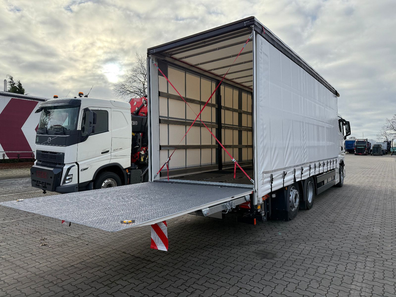 MAN TGX 26.440 6x2 LL Schwerlast Ladebordwand/Rampe - Camión lona: foto 3 MAN TGX 26.440 6x2 LL Schwerlast Ladebordwand/Rampe - Camión lona: foto 3