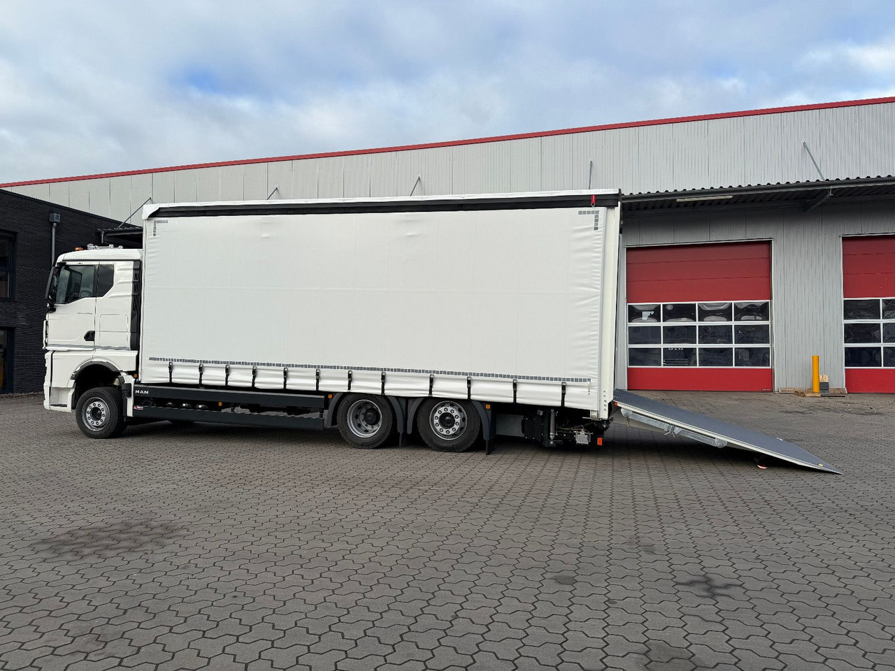 MAN TGX 26.440 6x2 LL Schwerlast Ladebordwand/Rampe - Camión lona: foto 2 MAN TGX 26.440 6x2 LL Schwerlast Ladebordwand/Rampe - Camión lona: foto 2