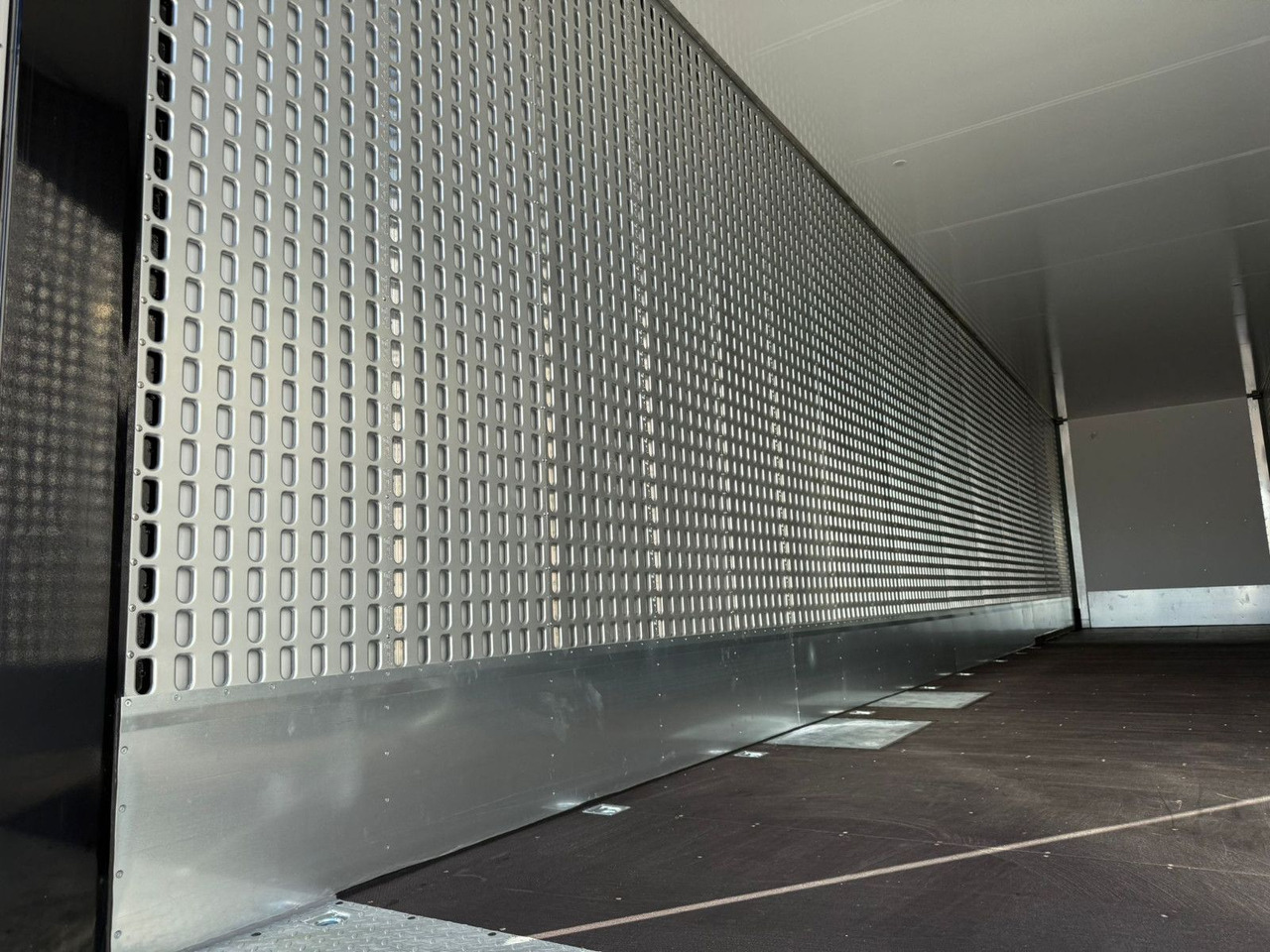 Semirremolque caja cerrada Talson TGG TAL 12/18 Mega Kofferauflieger 99m³: foto 8 Semirremolque caja cerrada Talson TGG TAL 12/18 Mega Kofferauflieger 99m³: foto 8