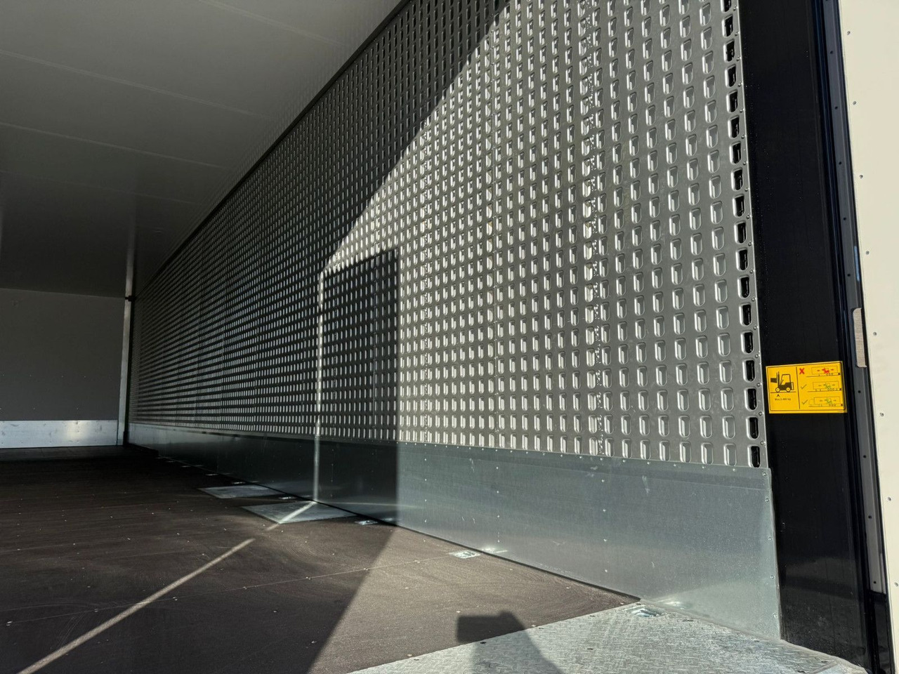 Semirremolque caja cerrada Talson TGG TAL 12/18 Mega Kofferauflieger 99m³: foto 9 Semirremolque caja cerrada Talson TGG TAL 12/18 Mega Kofferauflieger 99m³: foto 9