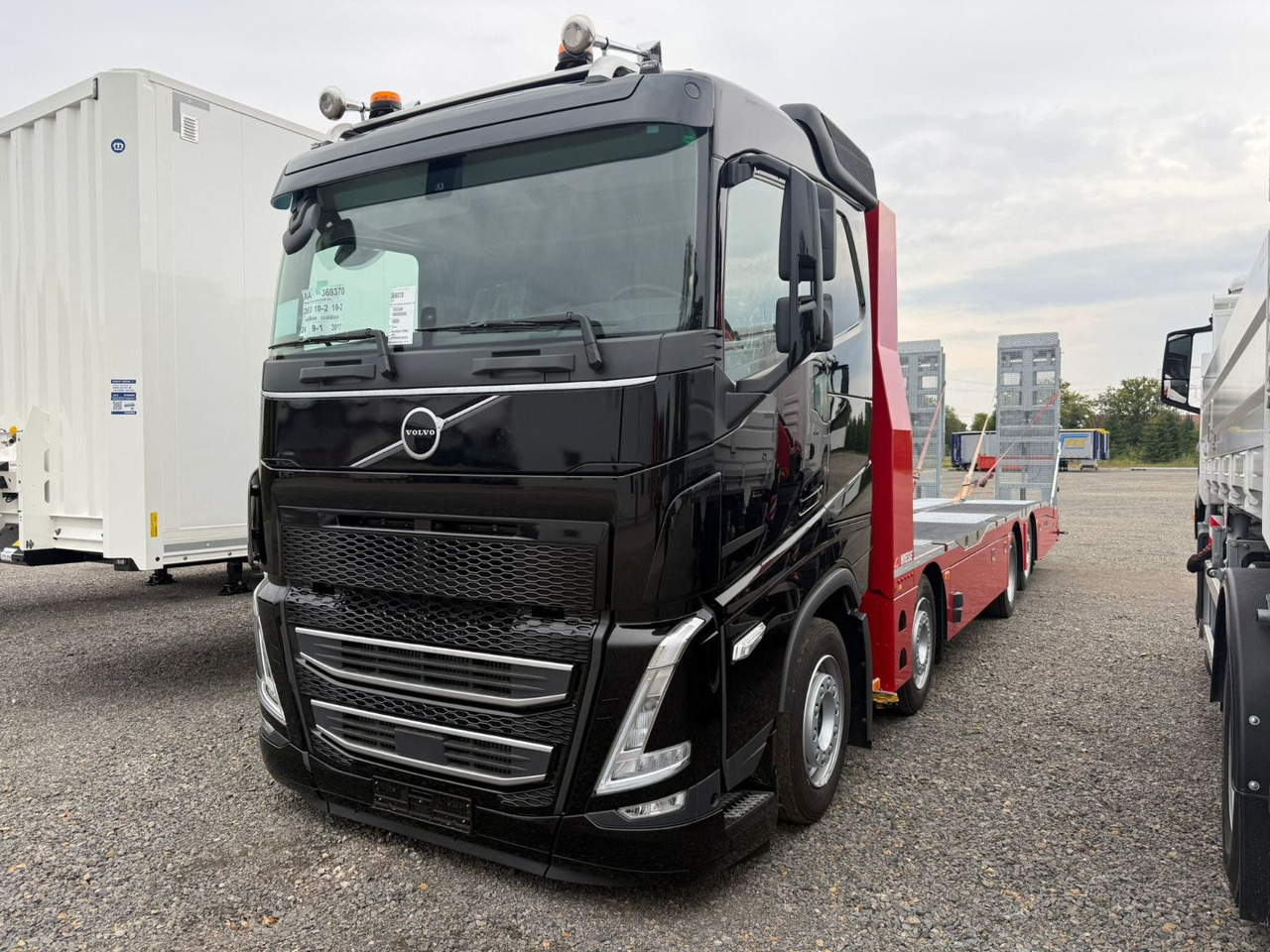 Volvo Arbeitsbühnen Baumaschinentransporter mit Rampen - Camión portavehículos: foto 2 Volvo Arbeitsbühnen Baumaschinentransporter mit Rampen - Camión portavehículos: foto 2