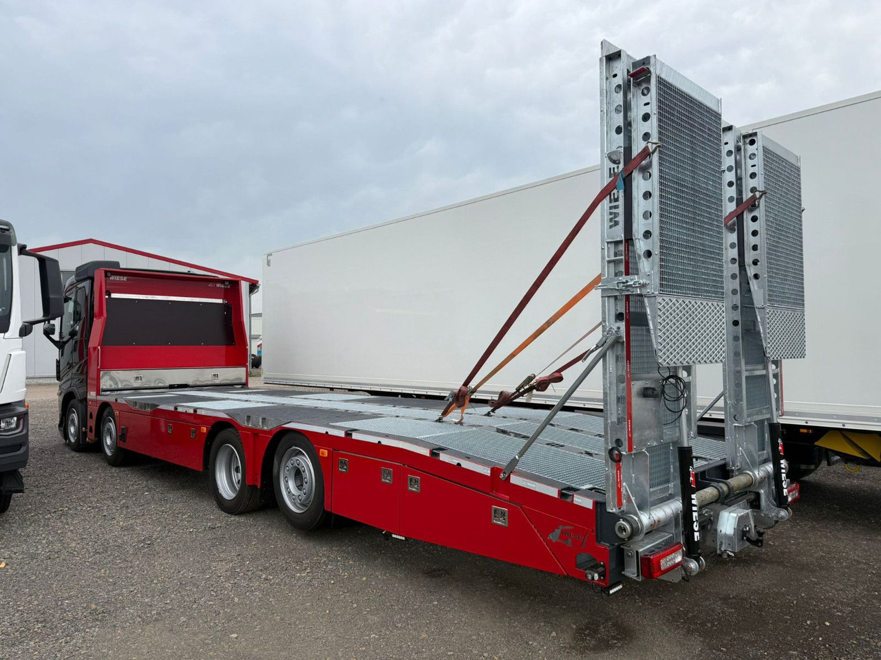 Volvo Arbeitsbühnen Baumaschinentransporter mit Rampen - Camión caja abierta: foto 3 Volvo Arbeitsbühnen Baumaschinentransporter mit Rampen - Camión caja abierta: foto 3