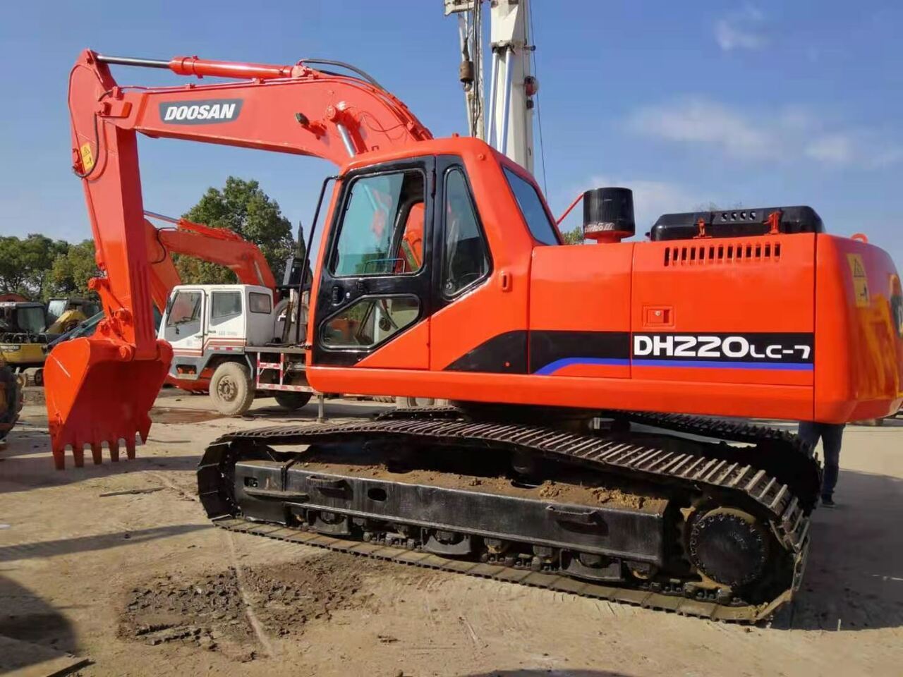 DOOSAN DH220LC - Excavadora de cadenas: foto 1 DOOSAN DH220LC - Excavadora de cadenas: foto 1