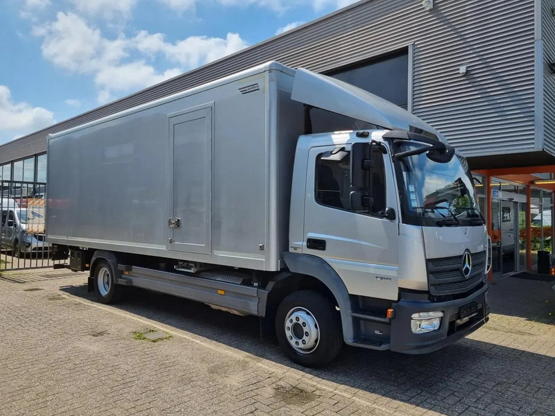 Mercedes-Benz Atego 1218 Koffer/ Ladebordwand/ Airco/ Grau Metallic - Camión caja cerrada: foto 1 Mercedes-Benz Atego 1218 Koffer/ Ladebordwand/ Airco/ Grau Metallic - Camión caja cerrada: foto 1