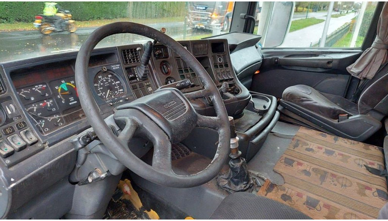 Foto del interior 1: Cabeza tractora Scania R124-400 4x2 Retarder Foto del interior 1: Cabeza tractora Scania R124-400 4x2 Retarder