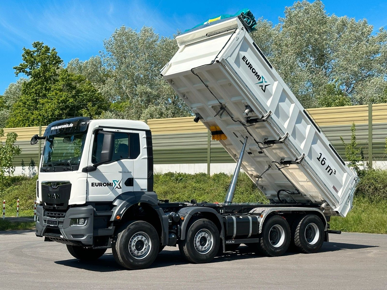 MAN TGS 35.520 8x4 EuromixMTP 3-Seiten-Kipper - Camión volquete: foto 1 MAN TGS 35.520 8x4 EuromixMTP 3-Seiten-Kipper - Camión volquete: foto 1