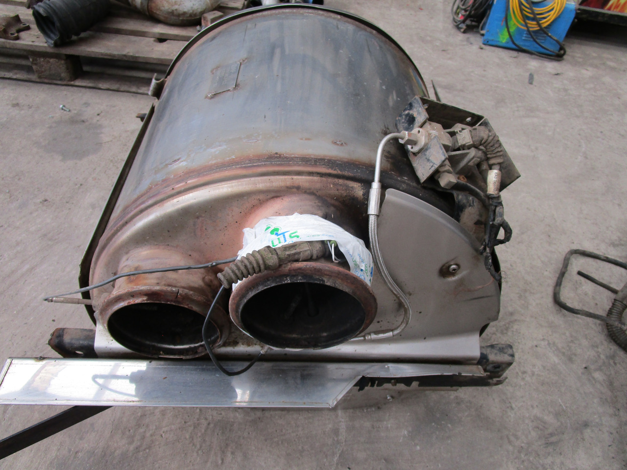 DAF CF 75/85 DPF CAT EXHAUST P/NO 1691063-C1/23985 - Silenciador/ Sistema de escape para Camión: foto 2 DAF CF 75/85 DPF CAT EXHAUST P/NO 1691063-C1/23985 - Silenciador/ Sistema de escape para Camión: foto 2