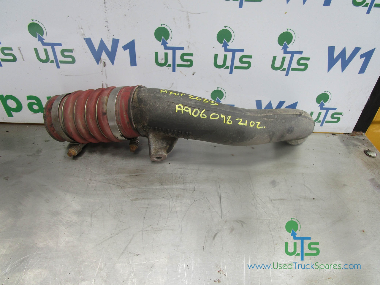 MERCEDES AXOR 2633 OM926 INTERCOOLER PIPE P/NO A9060982102 - Motor y piezas para Camión: foto 1 MERCEDES AXOR 2633 OM926 INTERCOOLER PIPE P/NO A9060982102 - Motor y piezas para Camión: foto 1