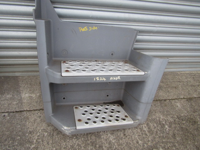 MERCEDES AXOR DRIVER SIDE CAB STEP - Cabina e interior para Camión: foto 2 MERCEDES AXOR DRIVER SIDE CAB STEP - Cabina e interior para Camión: foto 2