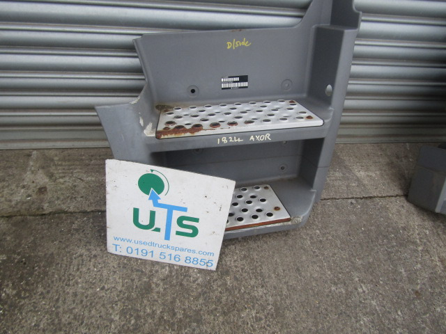 MERCEDES AXOR PASSENGER SIDE CAB STEP - Cabina e interior para Camión: foto 1 MERCEDES AXOR PASSENGER SIDE CAB STEP - Cabina e interior para Camión: foto 1