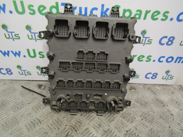 RENAULT MIDLUM DXI FUSE BOARD P/NO 7421169993-01 - Sistema eléctrico para Camión: foto 2 RENAULT MIDLUM DXI FUSE BOARD P/NO 7421169993-01 - Sistema eléctrico para Camión: foto 2