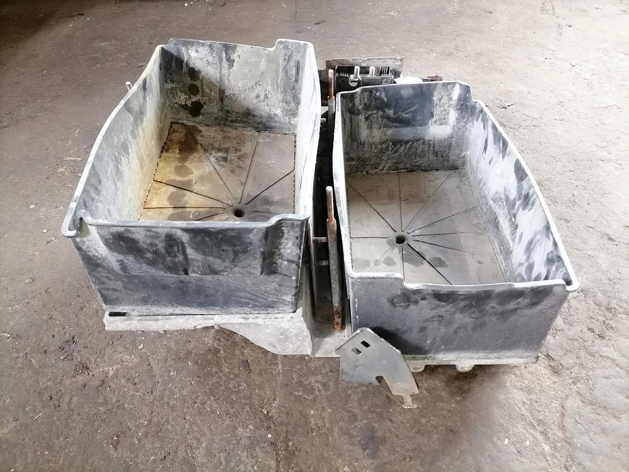 Volvo Battery box 22003951 - Acumulador para Camión: foto 4 Volvo Battery box 22003951 - Acumulador para Camión: foto 4