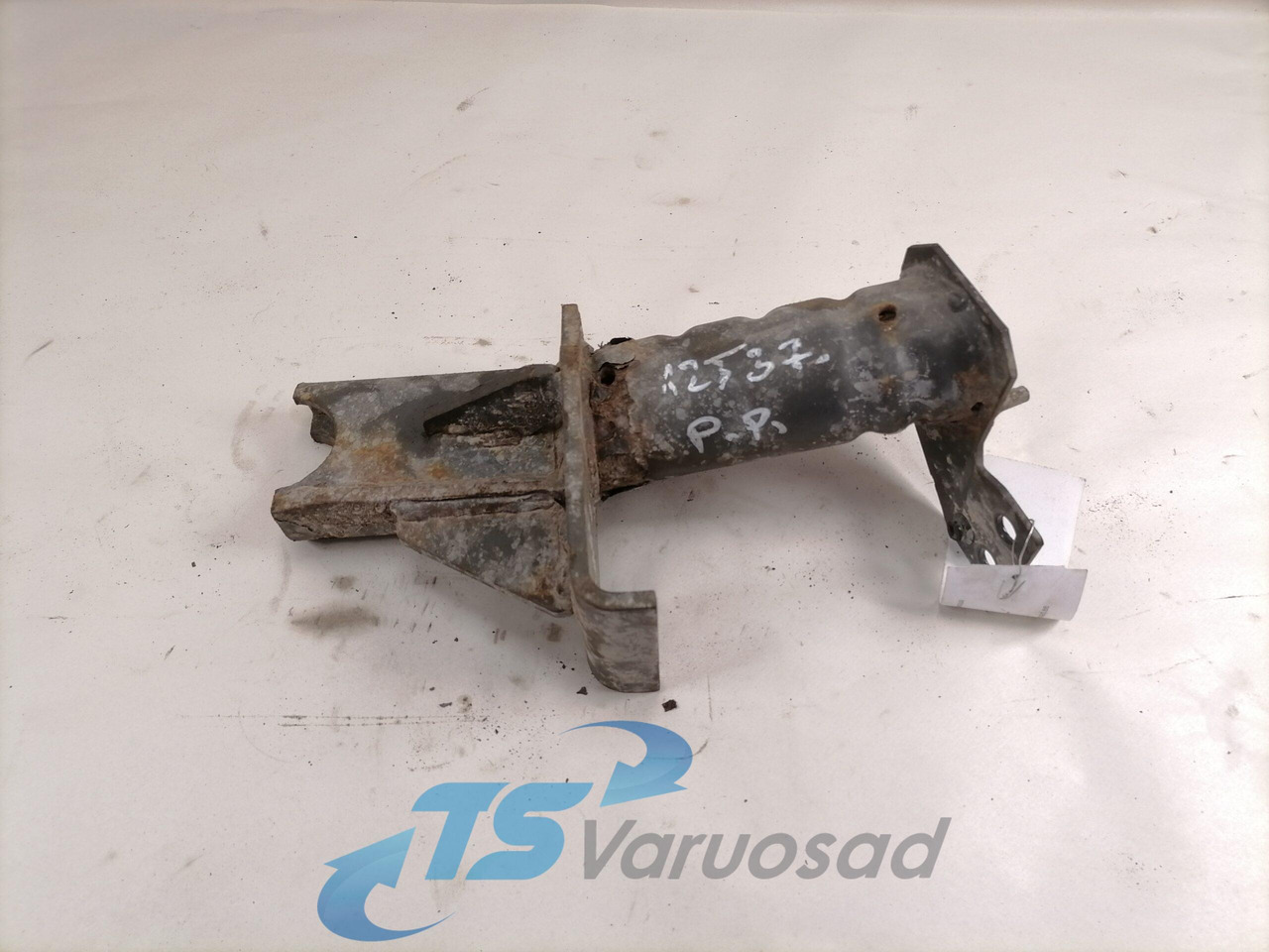 Volvo Bumper bracket 82943981 - Parachoques para Camión: foto 1 Volvo Bumper bracket 82943981 - Parachoques para Camión: foto 1