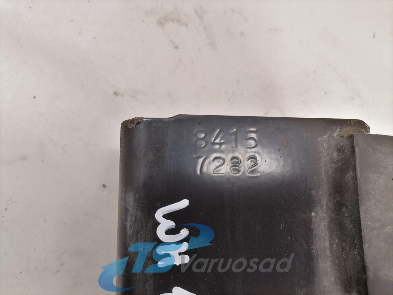 Volvo Bumper bracket 84157282 - Parachoques para Camión: foto 3 Volvo Bumper bracket 84157282 - Parachoques para Camión: foto 3